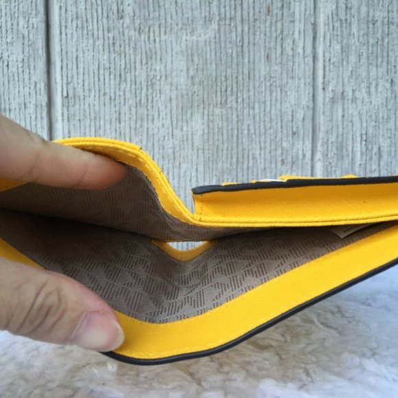 Used Authentic Micheal Kors Bifold Flap Card Id Saffiano Wallet - Picture 4 of 10